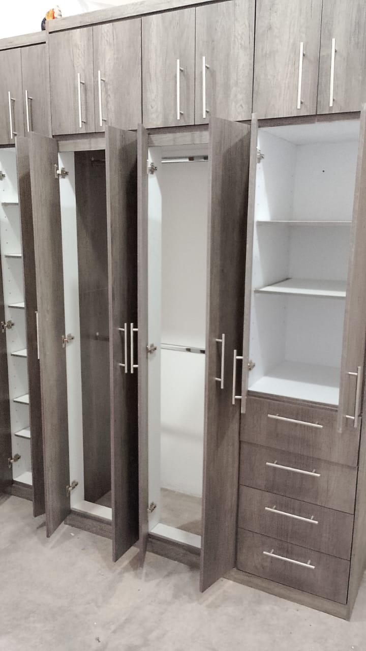 Custom built-in closet system - ECCStrat